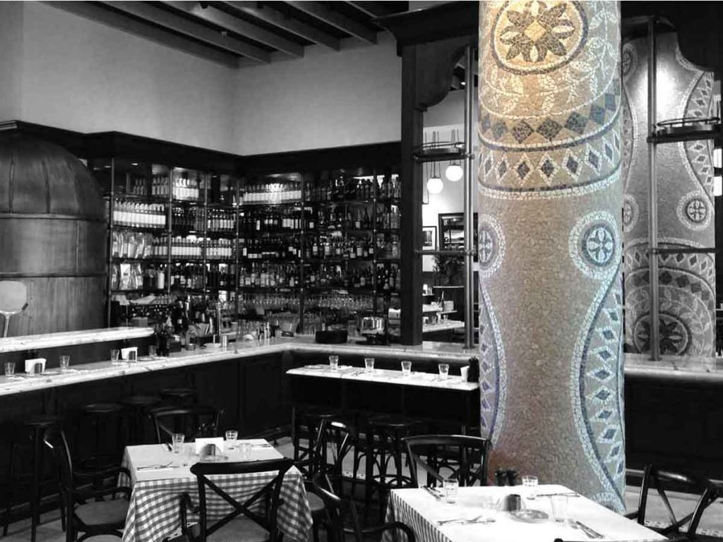 Eine Betonpfeiler geschmückt mit Mosaiksteinen in einem Restaurant