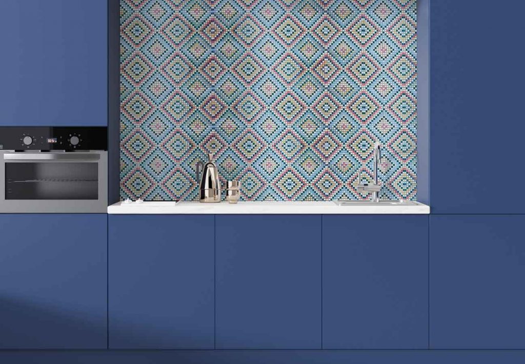Eine bunte Mosaikanwendung an einer Küchenrückwand.