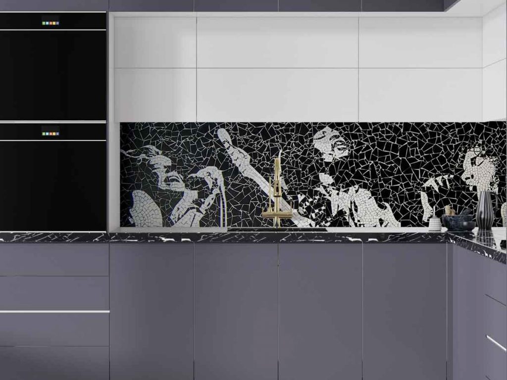 Eine schwarzweiße Mosaikanwendung an einer Küchenrückwand.