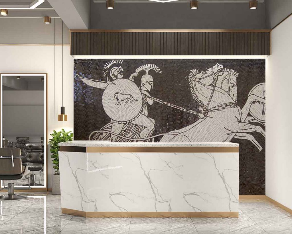 Hotel Empfang mit einer großen Wandmosaik.